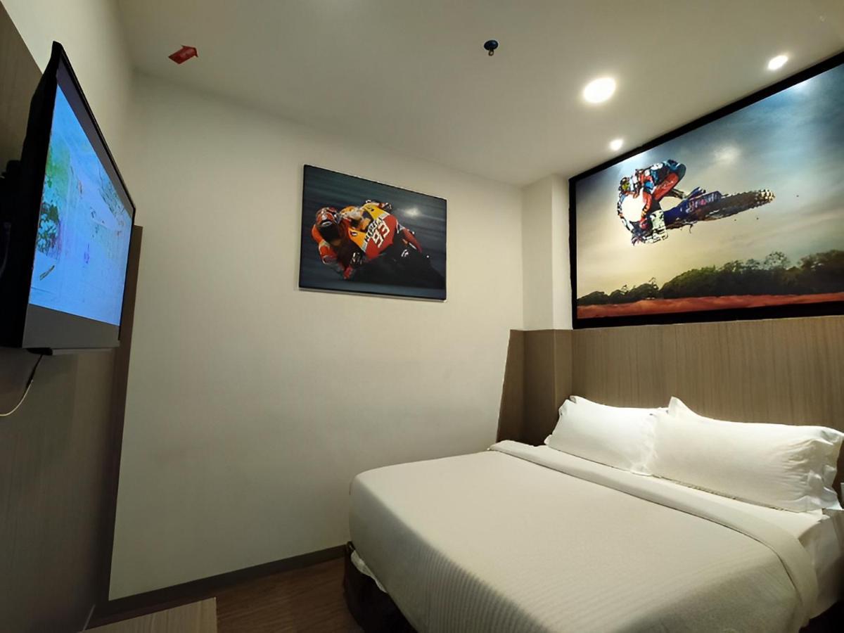 Hype Motorsport Hotel Нилай Экстерьер фото