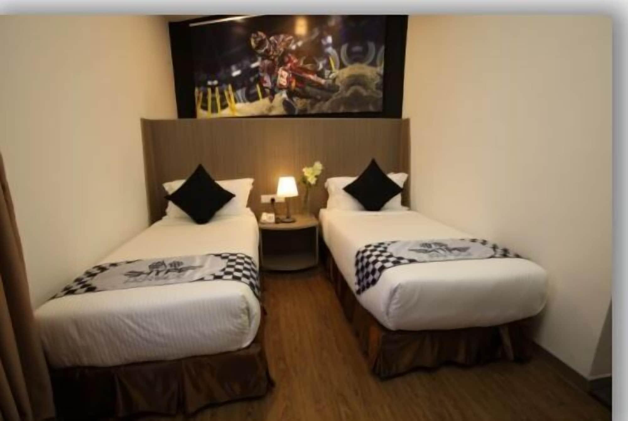 Hype Motorsport Hotel Нилай Экстерьер фото