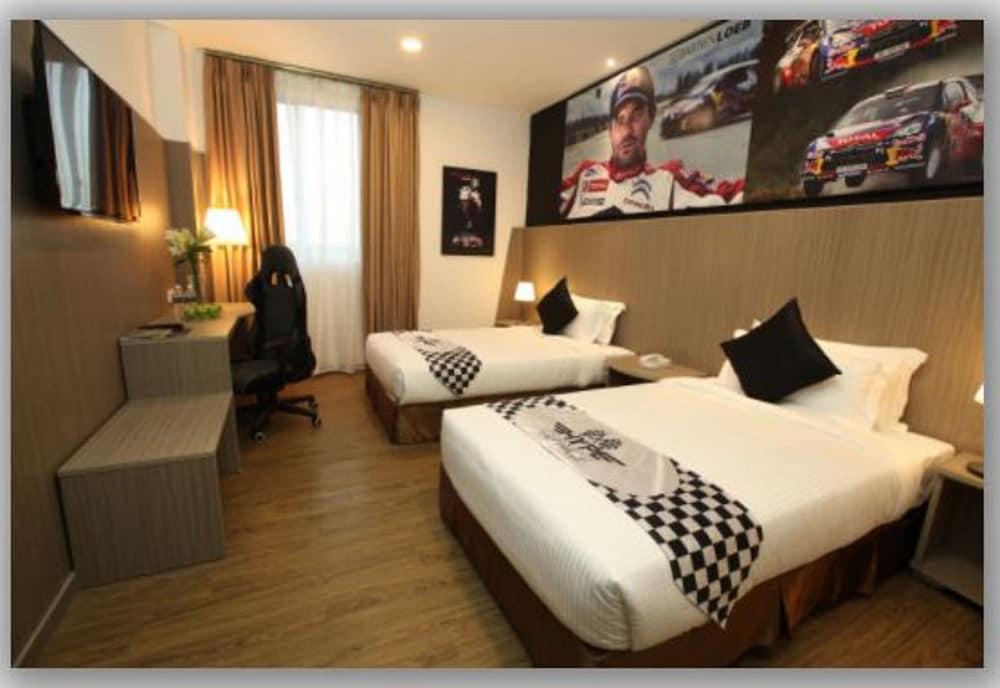 Hype Motorsport Hotel Нилай Экстерьер фото