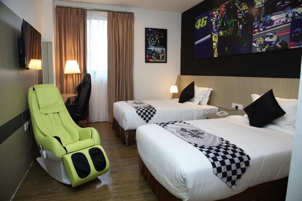 Hype Motorsport Hotel Нилай Экстерьер фото