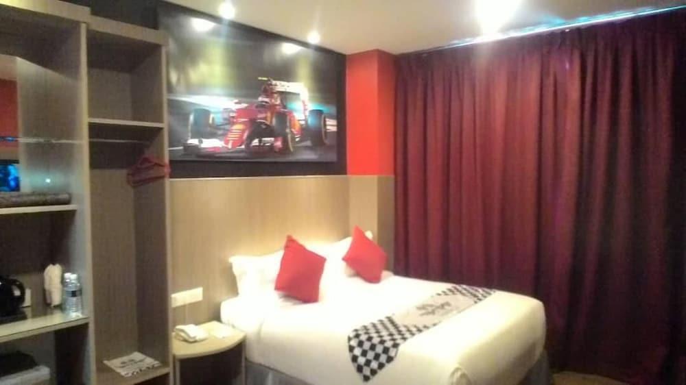 Hype Motorsport Hotel Нилай Экстерьер фото
