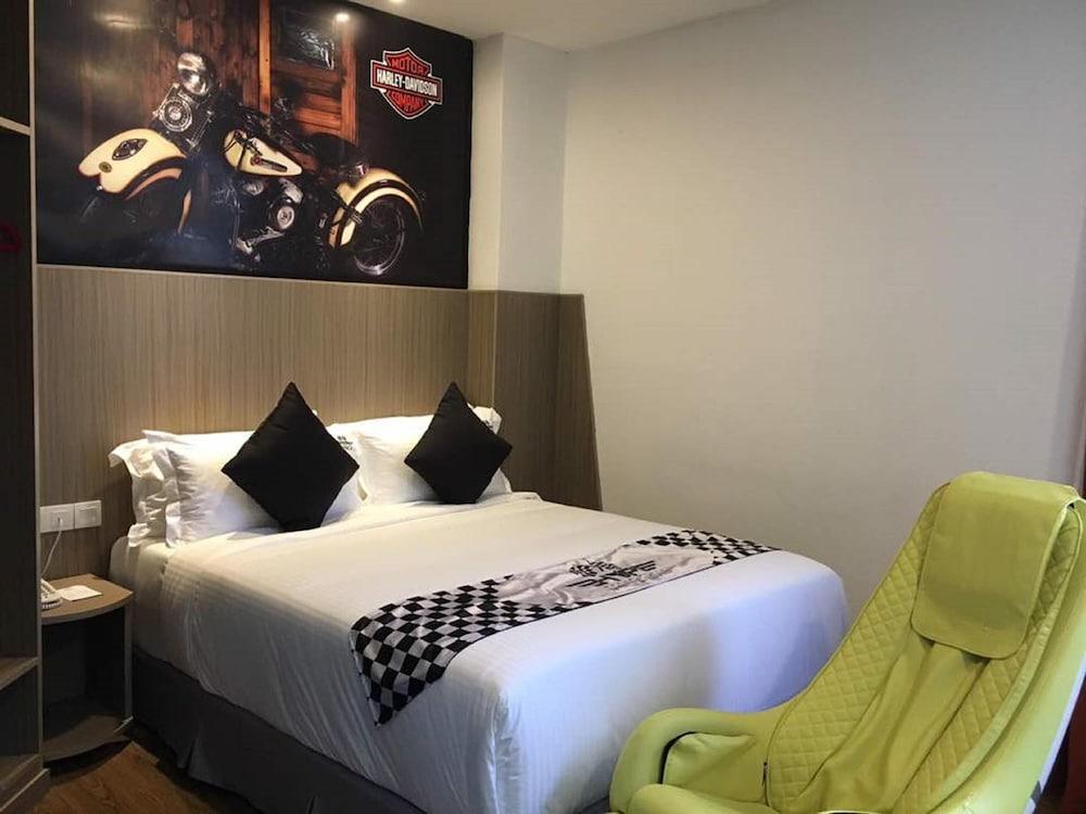 Hype Motorsport Hotel Нилай Экстерьер фото