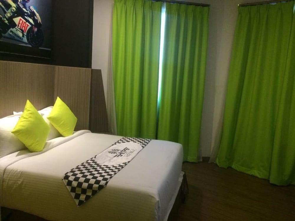 Hype Motorsport Hotel Нилай Экстерьер фото