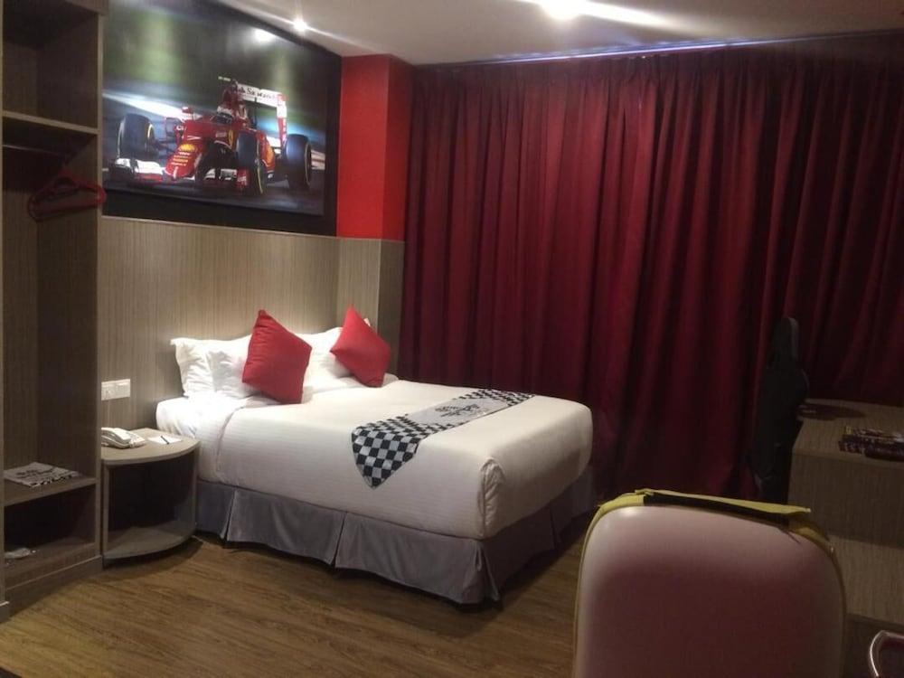 Hype Motorsport Hotel Нилай Экстерьер фото