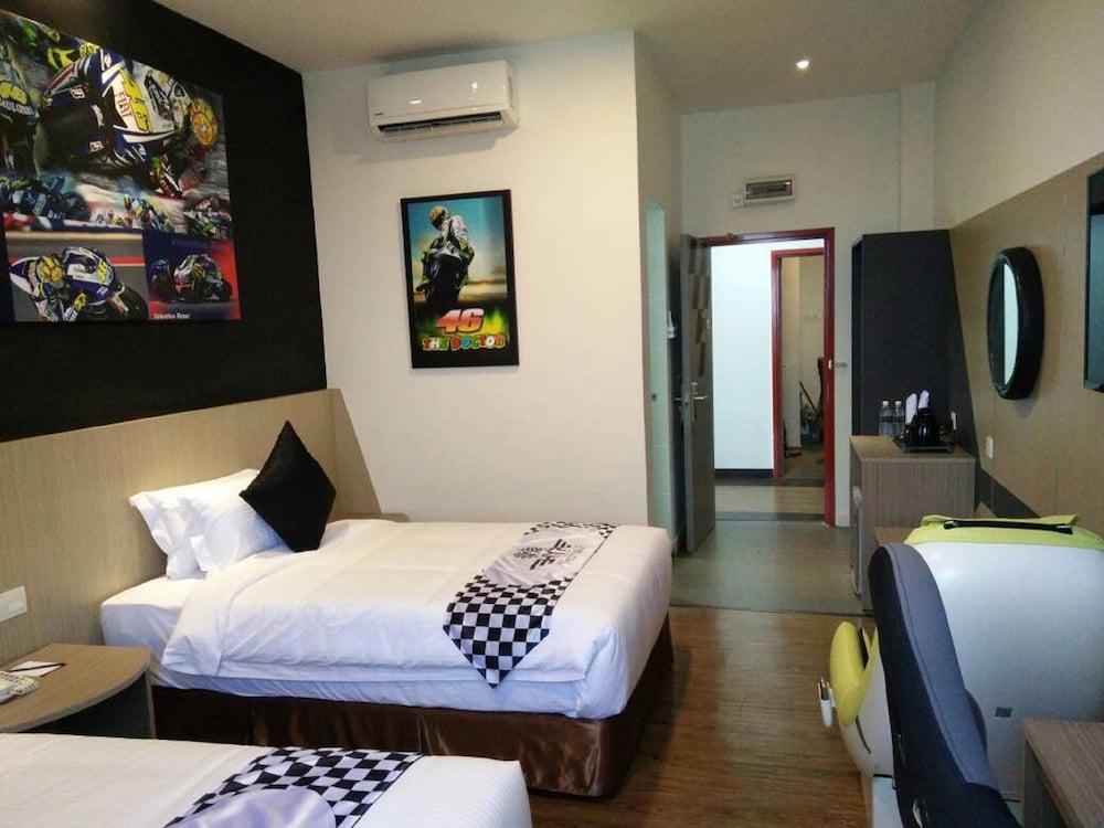 Hype Motorsport Hotel Нилай Экстерьер фото
