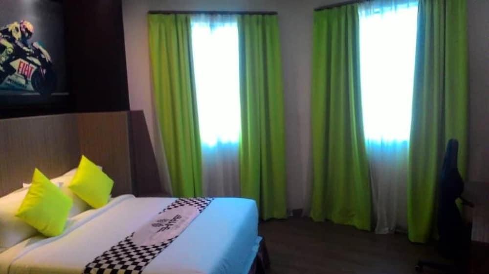 Hype Motorsport Hotel Нилай Экстерьер фото