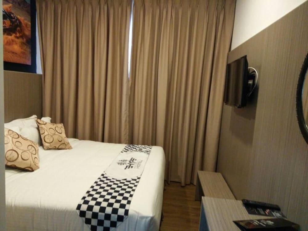 Hype Motorsport Hotel Нилай Экстерьер фото
