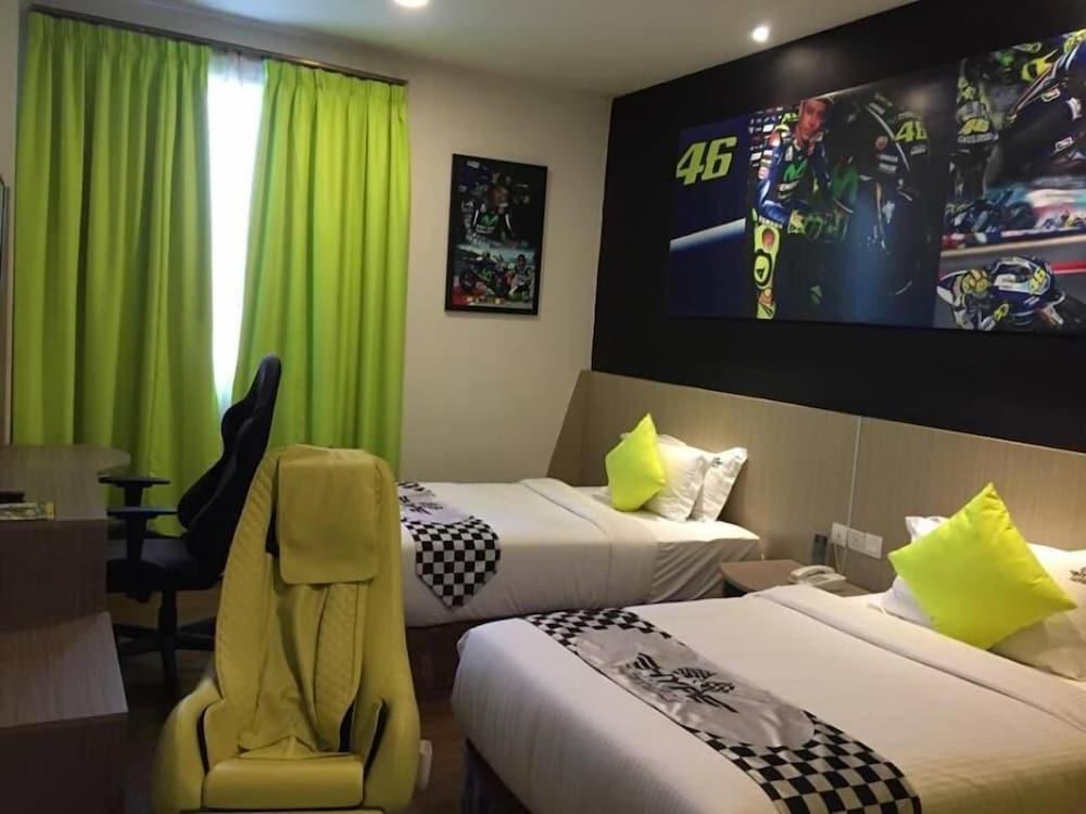 Hype Motorsport Hotel Нилай Экстерьер фото