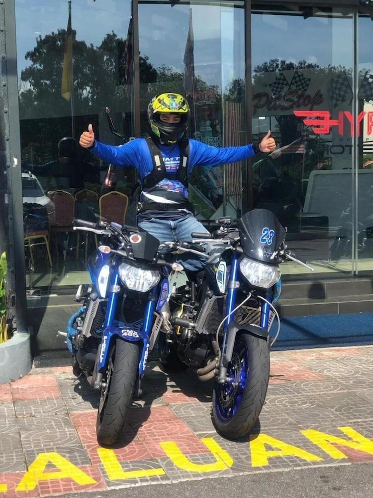 Hype Motorsport Hotel Нилай Экстерьер фото